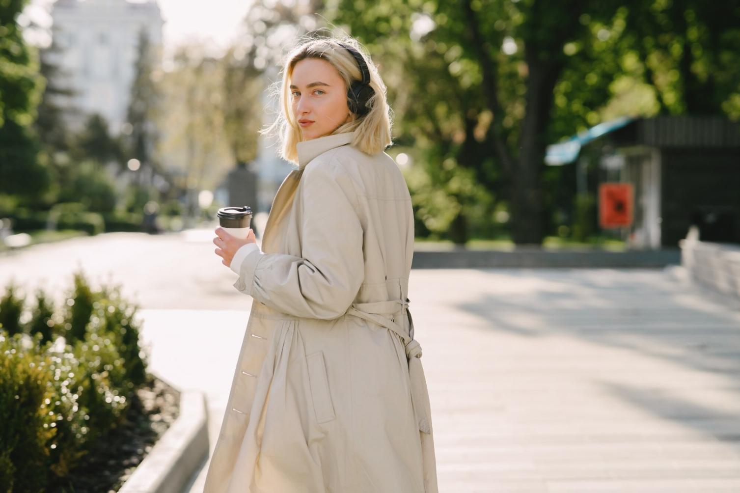 Finanzplanung am Arbeitsplatz mit Dokumenten und Calculator